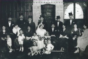 Wedding picture taken on 25/10/1931. In 1944, 17 of the 20 persons shown were in Bergen-Belsen. The newlywed couple survived Auschwitz, where their 2 children were murdered. The man nearest to the groom and his two children were also killed in Auschwitz, his wife survived.