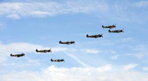 fig.5 Le Spitfire est la vedette du meeting aérien annuel de Duxford, près de Cambridge. Traditionnellement, cette grand-messe des passionnés d’aviation s’ouvre sur le vol de plusieurs Spitfires authentiques.