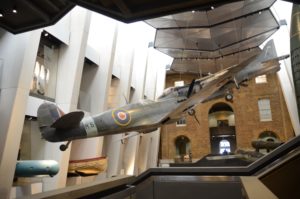 Spitfire grandeur nature dasn le hall de l'Imperial War Museum de Londres (2017)© Philippe Mesnard