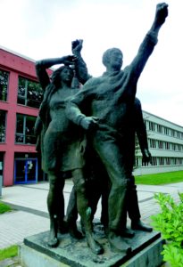 Voranschreitende ou Die Partei, Reinhard Schmidt, 1972, Rostock-Lichtenhagen.