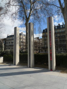 Monument aux morts désigné comme « Mémorial national de la guerre d'Algérie et des combats du Maroc et de la Tunisie » (quai Branly, 7e arrondissement de Paris). © Ph. M.