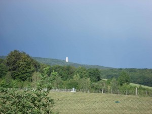 C’est en 1954 que le gouvernement est-allemand lance l’édification du « Mémorial national d’exhortation et de commémoration » qui est inauguré en 1958 sur le versant sud de l’Ettersberg. Ladite « tour de la Cloche », symbole de la liberté et de la lumière, surplombe toute la région.