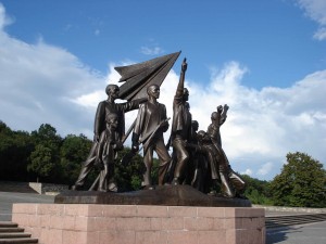 Statues du sculpteur Fritz Cremer (1958) célébrant la résistance dans le camp