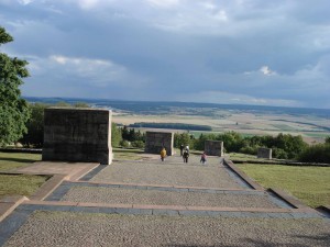 Ce chemin est l’une des composantes du parcours du « Mémorial national d’exhortation et de commémoration ». Le visiteur longe sept stèles symbolisant les sept années d’existence du camp. Sur chacune ont été gravées des scènes de la vie concentrationnaire (sculpteurs : René Graetz, Waldemar Grzimek et Hans Kies ; textes au verso des stèles de Johannes R. Becher).