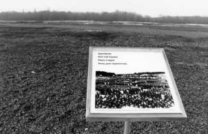 Place d’appel, avec désormais le repère pour un audiophone. Jusqu’à 20 000 détenus pouvaient y être rassemblés, certains appels ont duré jusqu’à 72 heures (http://www.buchenwald.de).