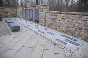 Fin 1942, au nord du camp des prisonniers, la SS ouvre une zone de quarantaine dite le « petit camp » qui, isolée du reste du camp par des barbelés, recevait les arrivants. Entre 1944-1945, c’est là que font naufrage les convois de déportés évacués de l’Est, notamment d’Auschwitz et de Groß-Rosen. Le lieu se transforme en un sordide mouroir où s’entassent des milliers de prisonniers juifs. Démolie après 1945, cette zone ne joua aucun rôle dans le « Mémorial national d’exhortation et de commémoration » de Buchenwald en RDA. À partir de 1991, des vestiges ont été remis au jour et un monument y est enfin érigé.