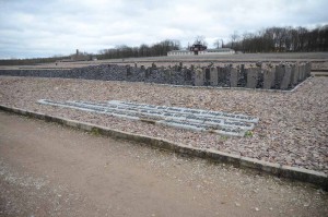 Monument commémoratif pour les Sintis et les Roms assassinés (1995) composé de stèles de basalte noir près de l’ancien bloc 14 dans lequel étaient détenus en 1939-1940 des Roms du Burgenland. Sur les stèles figurent d’autres noms de camps de concentration et d’extermination. L’inscription en anglais, allemand et romani est la suivante : « À la mémoire des Sintis et des Roms, qui furent victimes du génocide nazi ».