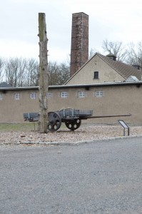 Installation près du crématoire : reproduction d’une charrette utilisée pour le transport des pierres de la carrière et d’un poteau de punition où étaient suspendus les prisonniers. Le dispositif de crémation avait été installé, en 1940, par la firme Topf & Söhne d’Erfurt laquelle s’était vue également confier ceux du complexe d’extermination de Birkenau.