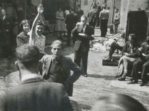 La cour du Hollandsche Schouwburg: « Gretha Velleman salue son amie qui habite dans une des maisons adjacentes », juillet 1942. Photographe Lydia van Nobelen- Riezouw.
